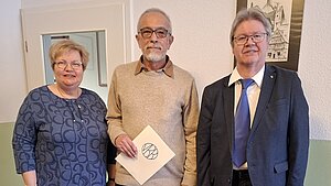 20260320_Ehrung_Eickenrodt Die Vorsitzende Marita Wüstenberg, der geehrte Koll. Peter Eickenrodt und der Bereichsgeschäftsführer Peter Maschmeyer (v. li.)