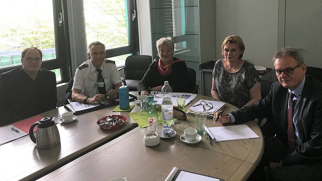 Gespräch mit MinR'in Schmidt (P I 6) in Sachen Bundeswehrfeuerwehr v.l.: Herr Bracht, Herr Schönberger, Frau Schmidt, Frau Moeller, Herr Kamm Gespräch mit MinR'in Schmidt (P I 6) in Sachen Bundeswehrfeuerwehr