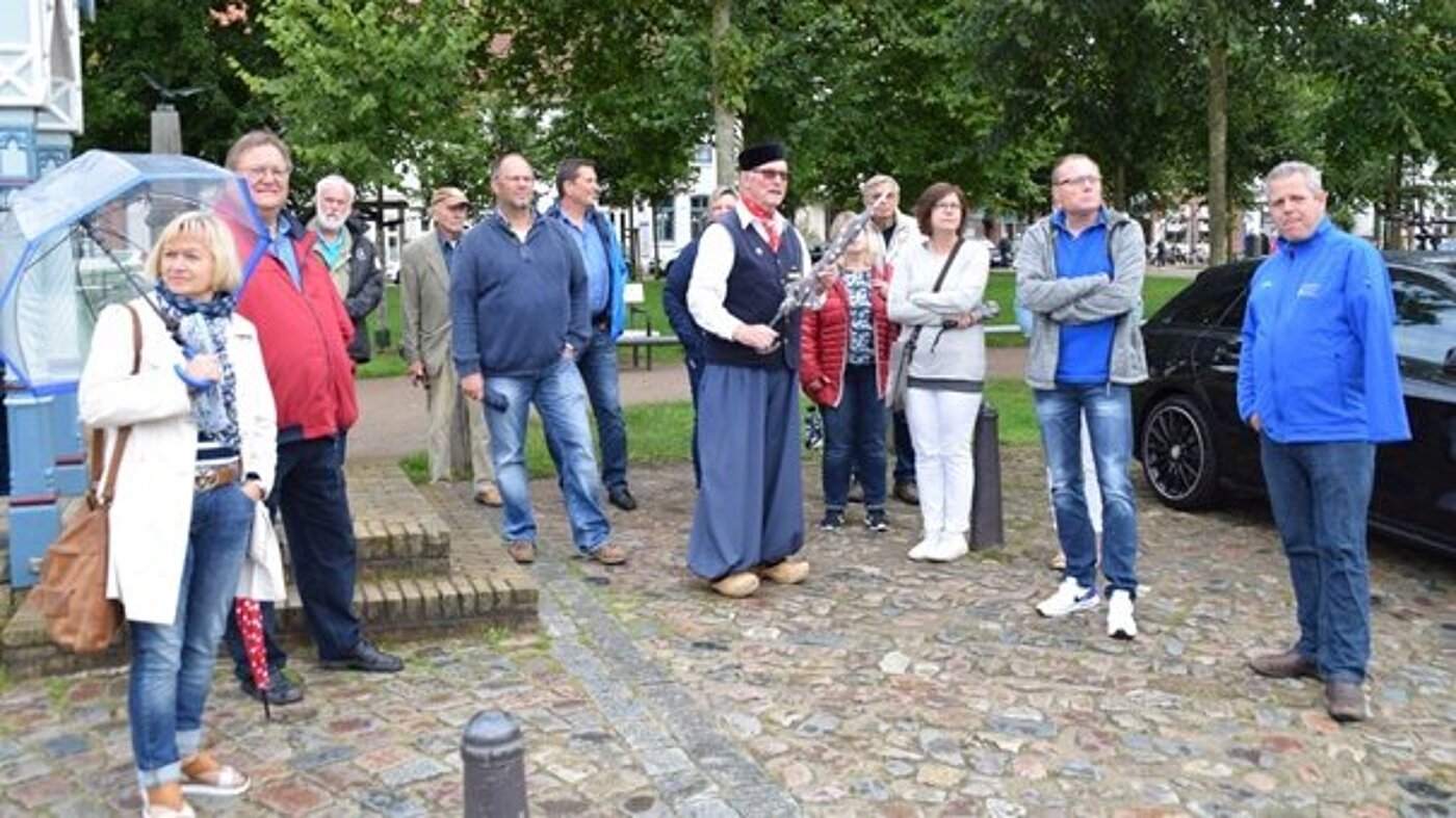 Ausflug der Standortgruppe Husum 2017 Angehörige der Standortgruppe Husum mit Stadtführer am historischen Marktplatz von Friedrichstadt. Ausflug der Standortgruppe Husum 2017