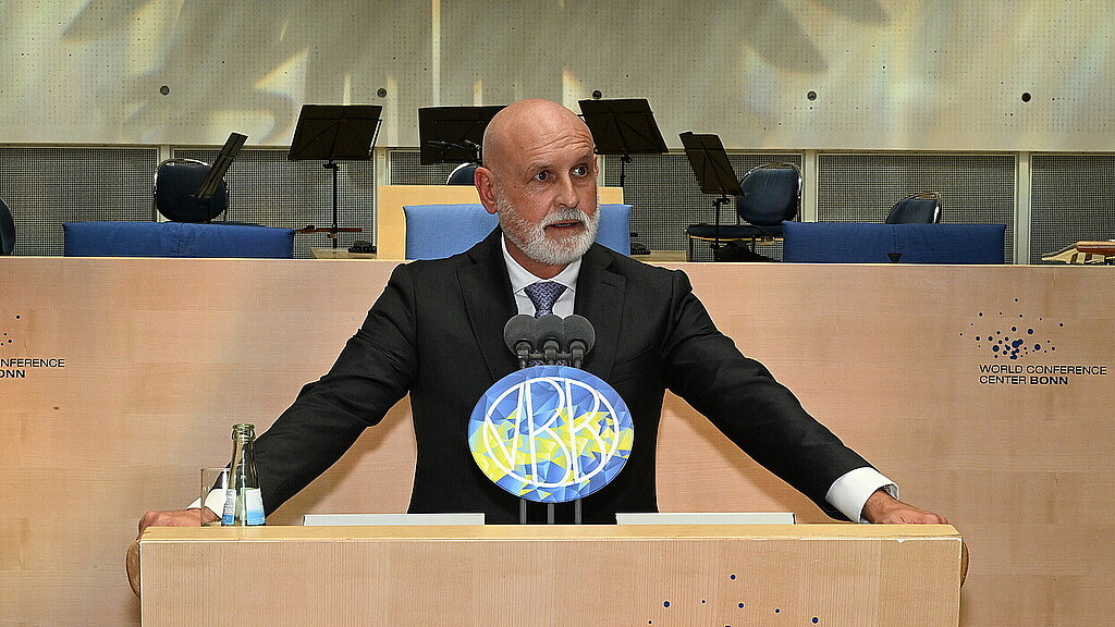 Beamtentum macht den Staat dauerhaft handlungsfähig
Volker Geyer betonte auf der 70-Jahr-Feier des VBB: „Unsere Kolleginnen und Kollegen sorgen dafür, dass Material beschafft, Infrastruktur betrieben, Personal verwaltet und logistische Abläufe sichergestellt werden."