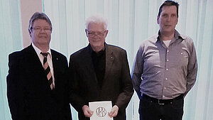 MHV Husum 2019 02 07 Ehrung Henschen (v.l.n.r.) Bereichsvorsitzender Peter Maschmeyer, Georg Henschen, Standortgruppenvorsitzender Dirk Ulrich MHV Husum 2019 02 07 Ehrung Henschen