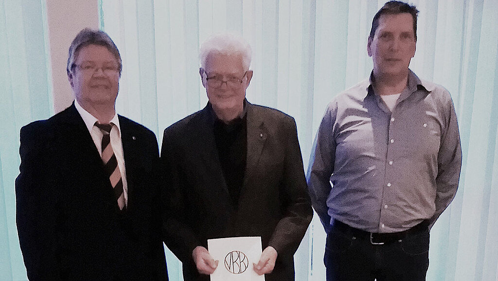 MHV Husum 2019 02 07 Ehrung Henschen (v.l.n.r.) Bereichsvorsitzender Peter Maschmeyer, Georg Henschen, Standortgruppenvorsitzender Dirk Ulrich MHV Husum 2019 02 07 Ehrung Henschen