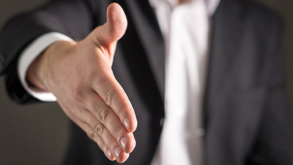 Handreichung © terovesalainen - Fotolia.com Handreichung © terovesalainen - Fotolia.com