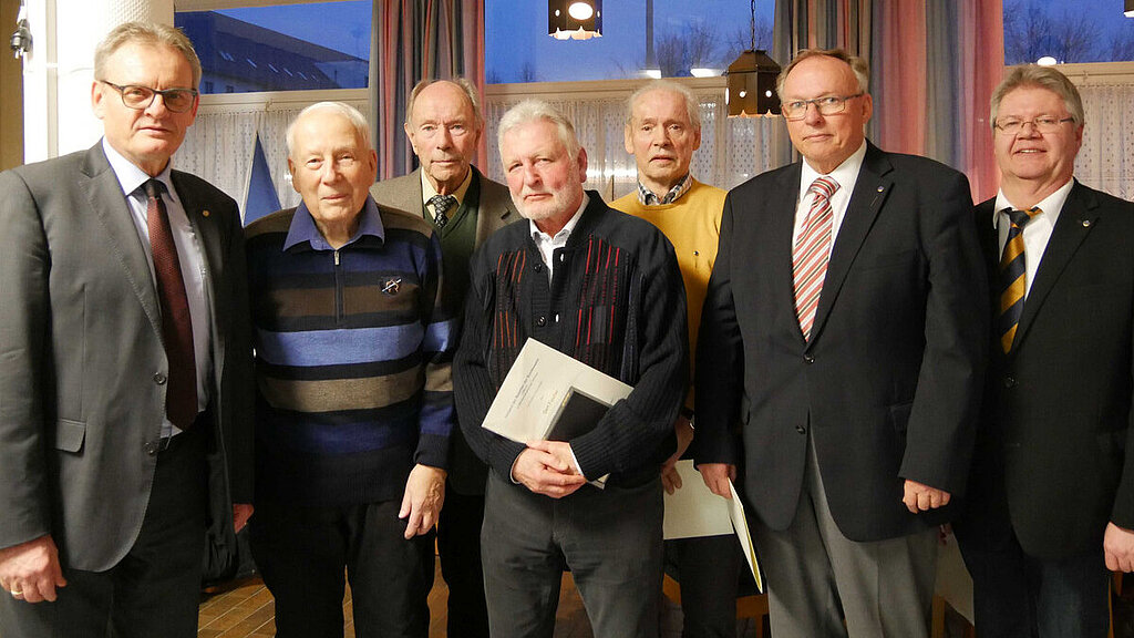 Ehrungen der StOGrp Kiel Übergabe der Ehrenzeichen und Ehrenmedaillen des VBB für 40- und 50jährige Mitgliedschaft.
Bundesvorsitzender Wolfram Kamm, Peter Pietschmann, Dierk Schröder, Gert Fischer, Horst Schumacher, Hans-Wilhelm Rahn und der Bereichsvorsitzende Peter Maschmeyer Ehrungen der StOGrp Kiel