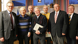 Ehrungen der StOGrp Kiel Übergabe der Ehrenzeichen und Ehrenmedaillen des VBB für 40- und 50jährige Mitgliedschaft.
Bundesvorsitzender Wolfram Kamm, Peter Pietschmann, Dierk Schröder, Gert Fischer, Horst Schumacher, Hans-Wilhelm Rahn und der Bereichsvorsitzende Peter Maschmeyer Ehrungen der StOGrp Kiel