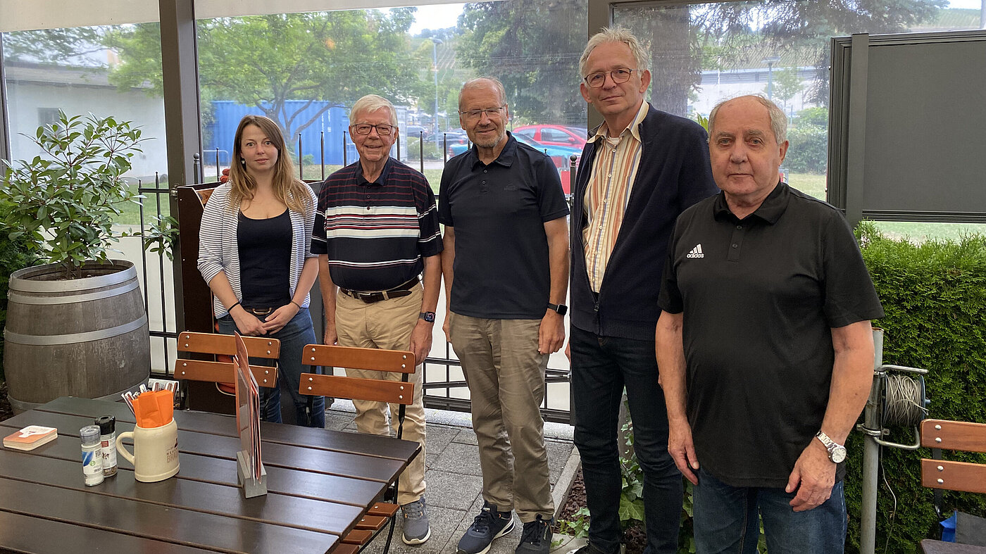 Auf dem Foto von rechts nach links: Bernd Oesterreich (50 Jahre), Jürgen Schmidt (Vorsitzender), Werner Unger (40 Jahre), Siegfried Stumm (25 Jahre), Sofia Elkemann (Schatzmeisterin)