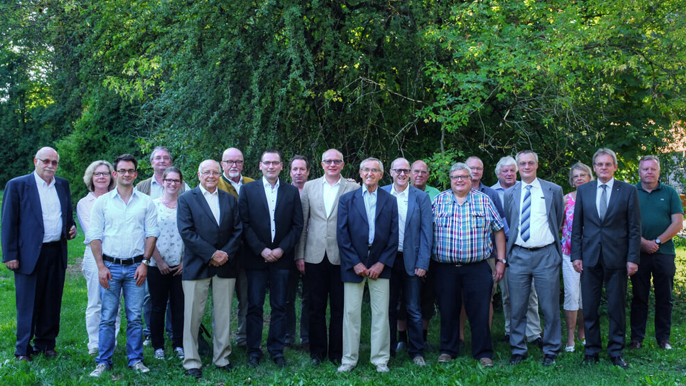 Mitgliederversammlung der StOGr Neubiberg mit Neuwahl des Vorstands Von links nach rechts:
Herr Dr. jur. Jochen Jungk, Frau Gudrun Wieczorek, Herr Lukas Moser, Herr
Prof. Dr. Ing. Walter Hansch, Frau Saskia Sofsky, Herr Helge Foldenauer,
Herr Kurt Brandl, Herr Marc Heitjans, Herr Dr. Ing. Jürgen Müller, Herr
Wolfgang Riedl, Herr Georg Mair, Herr Lothar Karl, Herr Tilo Humbert, Herr
Kanzler Siegfried Rapp, Herr Dr. Ing. Torsten Sulima, Herr Eberhard
Pfeiffer, Herr Markus Dimpfl, Frau Ulrike Ganter, Herr Wolfram Kamm, Herr
Holger Clas Mitgliederversammlung der StOGr Neubiberg mit Neuwahl des Vorstands