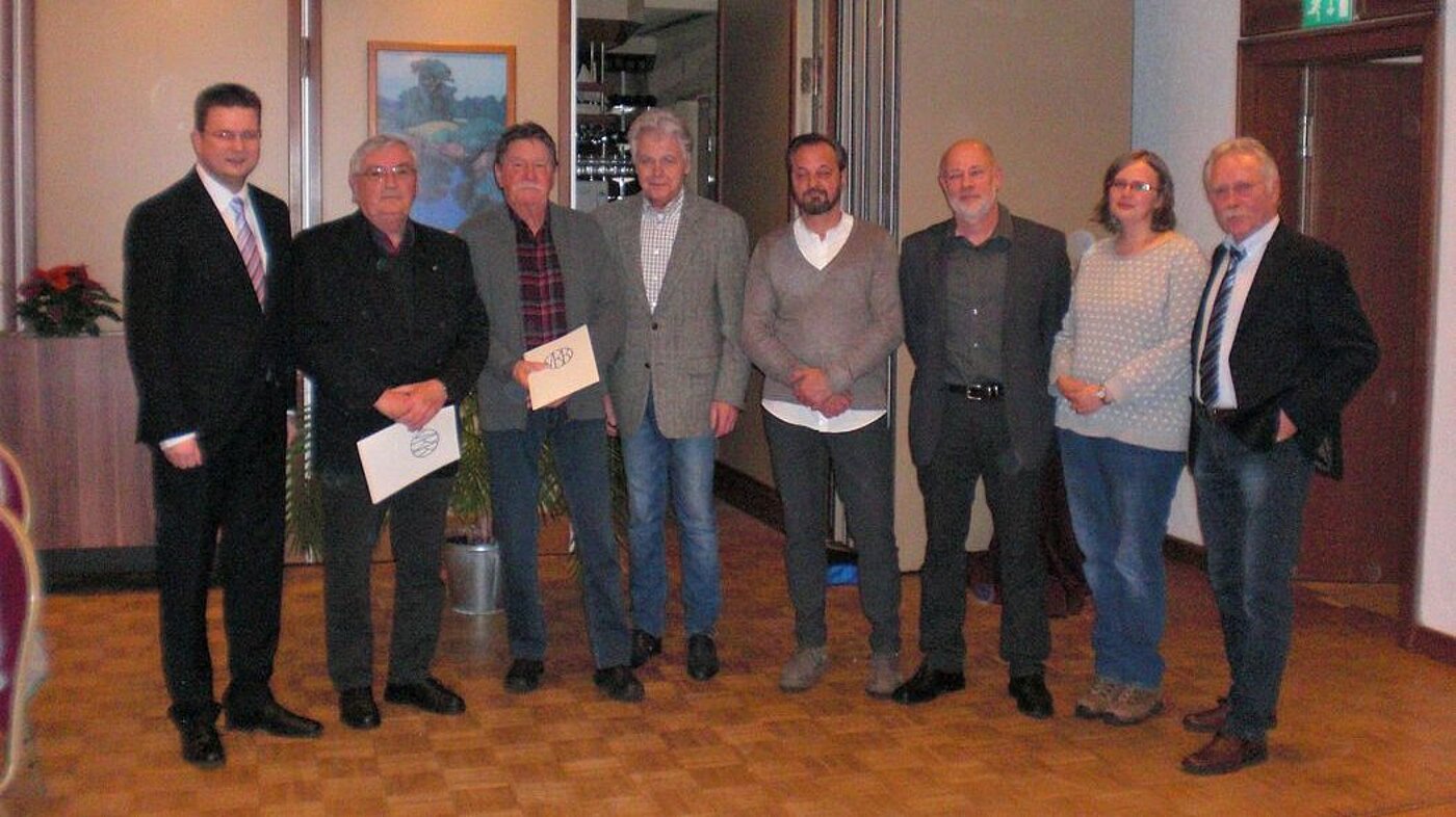 Mitgliederversammlung StOGr. Wilhelmshaven II Übergabe der Urkunden und Ehrenmedaille für die 50 jährige Mitgliedschaft
von links: Vorsitzender Swen Gierke, Siegfried Nörenberg, Ernst Biastock, Holger Höppner (Vorstand), Cai Kücken (Vorstand), Jürgen Zeitz (Vorstand) und Frank Wesenburg (Vorstand) Mitgliederversammlung StOGr. Wilhelmshaven II