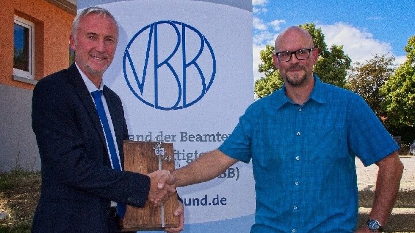 20220715_Stetten_a.k.M._Mitgliederversammlung Übergabe des Abschiedsgeschenk und Übergabe des Vorsitzes 20220715_Stetten_a.k.M._Mitgliederversammlung
