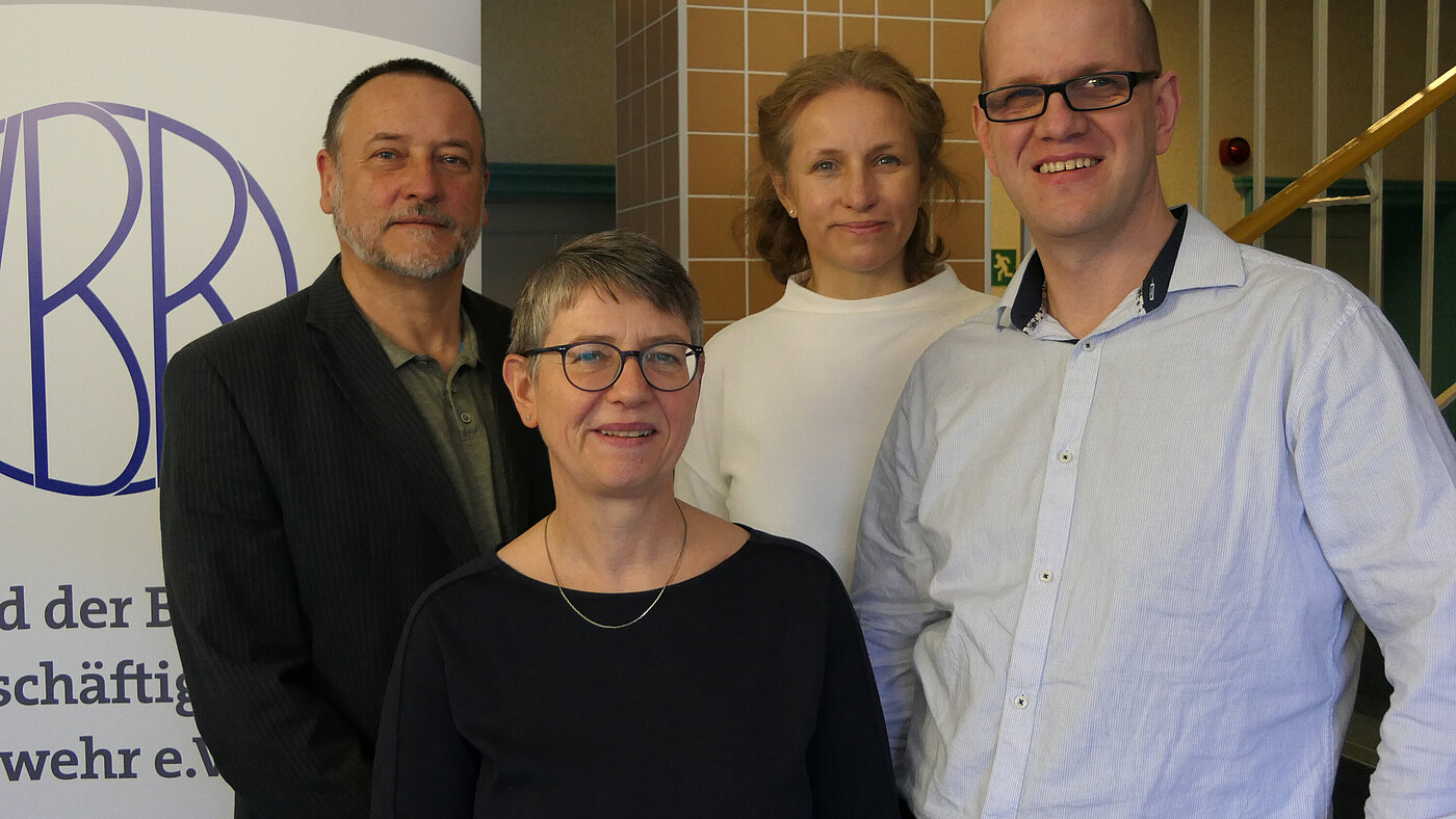 Der im Februar 2024 neu gewählte Vorstand der StOGr Strausberg (v.l.n.r.: Herr Michael Rudolph, Frau Astrid Bittkau, Frau Nadja Heine, Herr Danilo Briet) Der im Februar 2024 neu gewählte Vorstand der StOGr Strausberg (v.l.n.r.: Herr Michael Rudolph, Frau Astrid Bittkau, Frau Nadja Heine, Herr Danilo Briet) Der im Februar 2024 neu gewählte Vorstand der StOGr Strausberg (v.l.n.r.: Herr Michael Rudolph, Frau Astrid Bittkau, Frau Nadja Heine, Herr Danilo Briet)