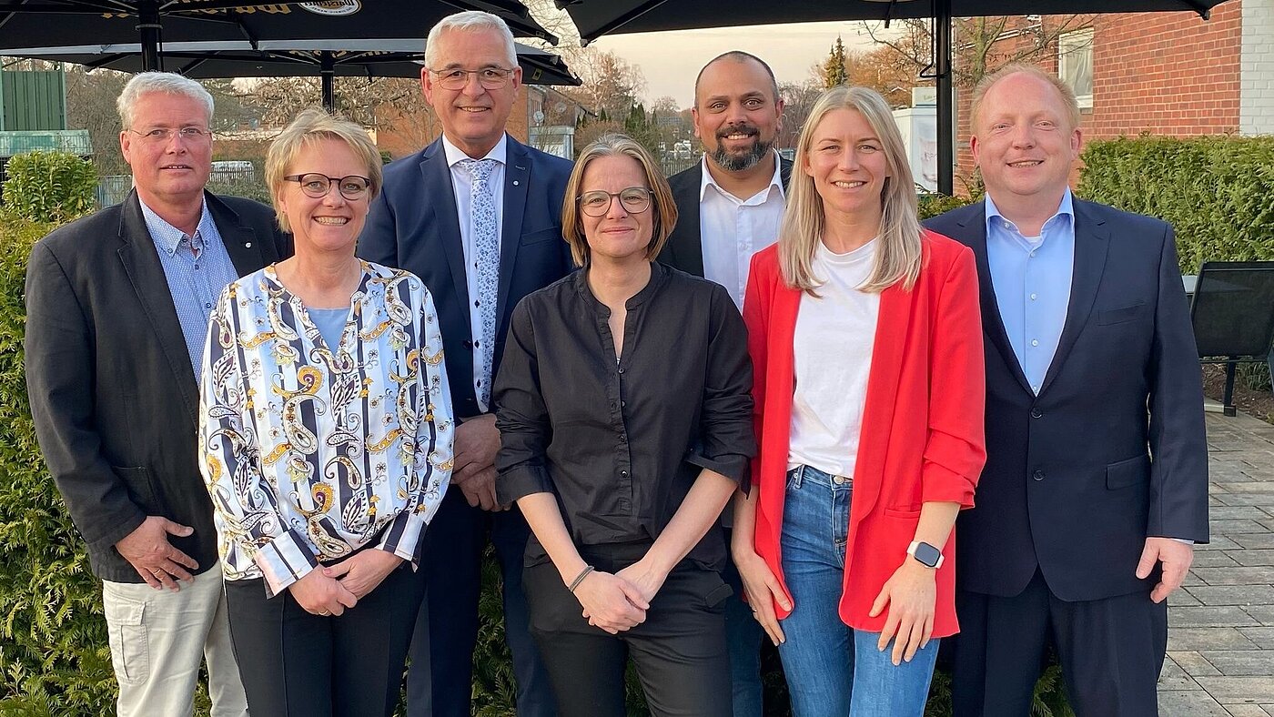Standortgruppe_Muenster_Vorstand v.l. Bereichsvorsitzender Michael Meister, Cornelia Mähner, Sarah Fink, Julian Czayka, Laura Panchyrz, Torsten Üffing (Bereichsvorsitzender mit dem neu gewählten Vorstand der Standortgruppe Münster)
Standortgruppe_Muenster_Vorstand