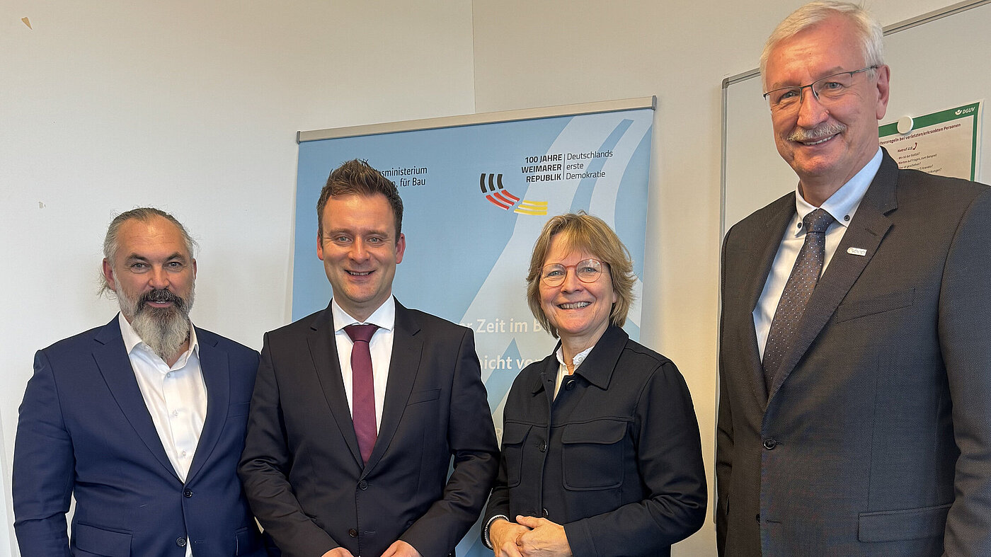 Novellierung der Bundeslaufbahnverordnung v. l.: DPolG Dirk-Ulrich Lauer, BDZ Thomas Liebel, VBB Imke v. Bornstaedt-Küpper, VBOB Frank Gehlen Novellierung der Bundeslaufbahnverordnung
