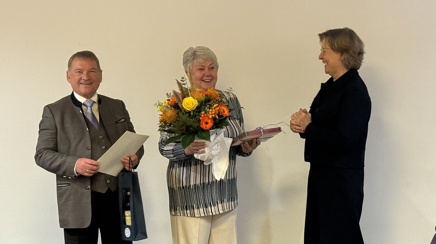 Herrn Staatssekretär a.D. Wolf mit Gattin und der Bundesvorsitzenden Herrn Staatssekretär a.D. Wolf mit Gattin und der Bundesvorsitzenden Herrn Staatssekretär a.D. Wolf mit Gattin und der Bundesvorsitzenden