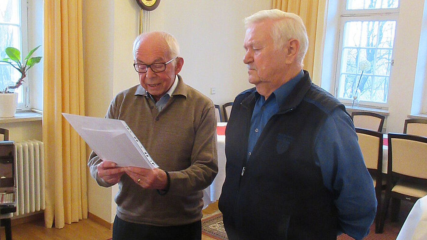 50. Pensionärsstammtisch der StOGr. Ellwangen Koll. Diemer gratuliert Berhold Kirstein zum 80. Geburtstag
50. Pensionärsstammtisch der StOGr. Ellwangen