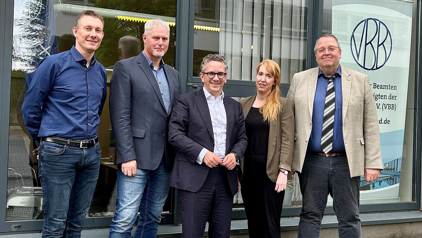 Teile des Bereichsvorstands mit dem Abgeordneten Dr. Rodolph, v.l.n.R. Marc Muth, Oliver Henrich, MdB Dr. Rudolf, Kerstin Windhäuser, Klaus Schütte Teile des Bereichsvorstands mit dem Abgeordneten Dr. Rodolph, v.l.n.R. Marc Muth, Oliver Henrich, MdB Dr. Rudolf, Kerstin Windhäuser, Klaus Schütte. Teile des Bereichsvorstands mit dem Abgeordneten Dr. Rodolph, v.l.n.R. Marc Muth, Oliver Henrich, MdB Dr. Rudolf, Kerstin Windhäuser, Klaus Schütte