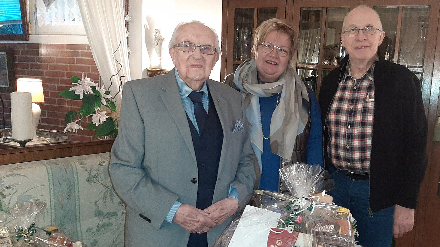 20240110_StOGrp_Itzehoe_GebBesuch_Baumann V.l.: Herr Baumann, Frau Wüstenberg, Herr Bähr