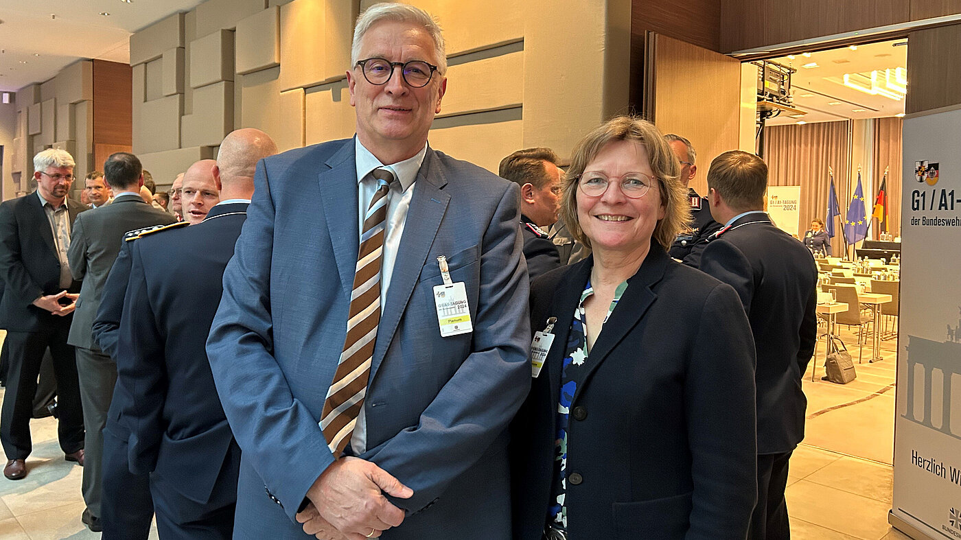 BMVg Bundesvorsitzende Imke v. Bornstaedt-Küpper mit Stellvertreter Klaus-Peter Schäfer Bundesvorsitzende Imke v. Bornstaedt-Küpper mit Stellvertreter Klaus-Peter Schäfer