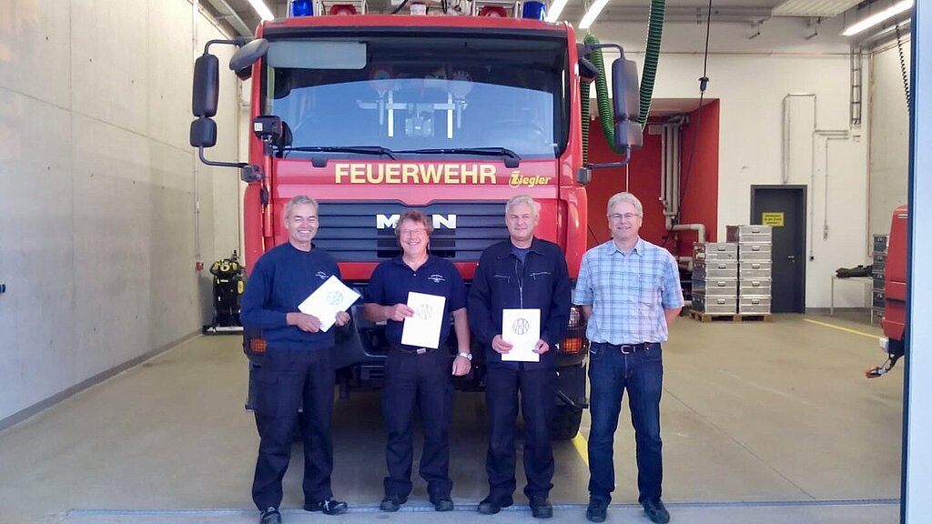 Ehrung BwFw-Feuerwehrkollegen LTG 61 Penzing StOGr.-Vorsitzender Markus Madersbacher mit den Geehrten: OBM Karl Ziegler, OBM Erwin Losert und OBM Heinz Nienhaus Ehrung BwFw-Feuerwehrkollegen LTG 61 Penzing