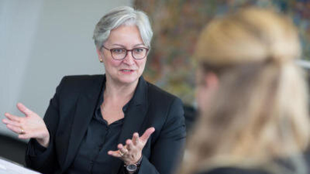 Abteilungsleiterin Infrastruktur, Umweltschutz und Dienstleistungen (IUD Infrastruktur, Umweltschutz und Dienstleistungen ) der Bundeswehr im Bundesministerium der Verteidigung, Ministerialdirektorin Barbara Wießalla im Interview Abteilungsleiterin Infrastruktur, Umweltschutz und Dientsleistungen (IUD Infrastruktur, Umweltschutz und Dienstleistungen ) der Bundeswehr im Bundesministerium der Verteidigung, Ministerialdirektorin Barbara Wießalla im Interview