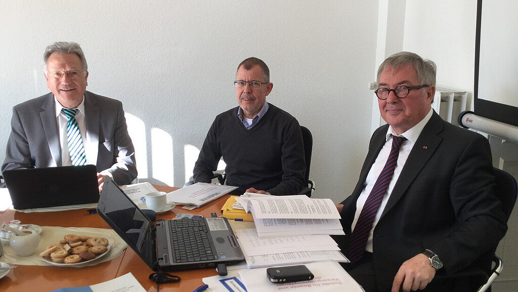 VBB-Arbeitsgruppe "Ratgeber für den Ruhestand" (v.l.n.r.: Peter Balmes (Ruhestandsvertreter des Bereichs IX (BAAINBw)), Manfred Schenke (Ruhestandsvertreter des Bereichs VIII (BVMg)), Martin Kammler (Vertreter der Ruhestandsbeamten im Bundesvorstand)) VBB-Arbeitsgruppe "Ratgeber für den Ruhestand"