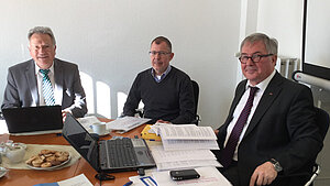 VBB-Arbeitsgruppe "Ratgeber für den Ruhestand" (v.l.n.r.: Peter Balmes (Ruhestandsvertreter des Bereichs IX (BAAINBw)), Manfred Schenke (Ruhestandsvertreter des Bereichs VIII (BVMg)), Martin Kammler (Vertreter der Ruhestandsbeamten im Bundesvorstand)) VBB-Arbeitsgruppe "Ratgeber für den Ruhestand"