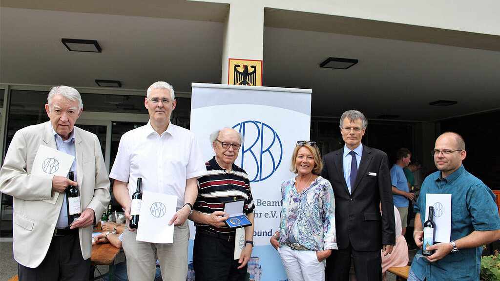 2018 06 28 Grillfest RDir a.D. Armin Köhnlein, LWissDir Eckhardt Heth, LWissDir a.D Eberhard Bachmann, ROAR’in Karin Voit, LWissDir Dr. Joachim Kaltwang und RAI Nico Glowatzki (von links)