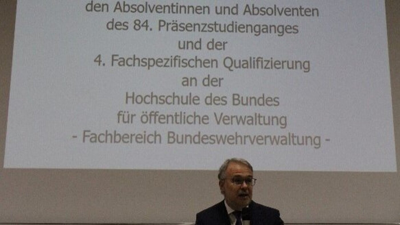 Festakt 03/24 Der Fachbereichsleiter eröffnet die feierliche Abschlussveranstaltung Festakt 03/24