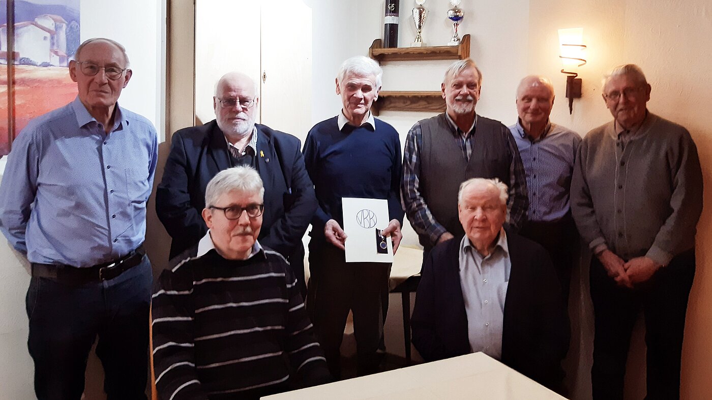 20240201_StOGrp_Ahlhorn Mitglieder der Standortgruppe Ahlhorn mit dem Bereichsvorsitzenden II Karl Nowotny (stehend 2. v l) und dem ausgezeichneten Kollegen Rolf Lehmann (stehend 3. v l)