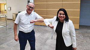 Bundesvorsitzender im Gespräch mit Milanie Hengst, Vorsitzende dbb Bundesfrauenvertretung Ein freundliches Hallo unter aktuellen Bedingungen im dbb-Forum Berlin: Milanie Hengst, die Vorsitzende der Bundesfrauenvertretung dbb und Dr. Liesenhoff, der Bundesvorsitzende VBB Bundesvorsitzender im Gespräch mit Milanie Hengst, Vorsitzende dbb Bundesfrauenvertretung