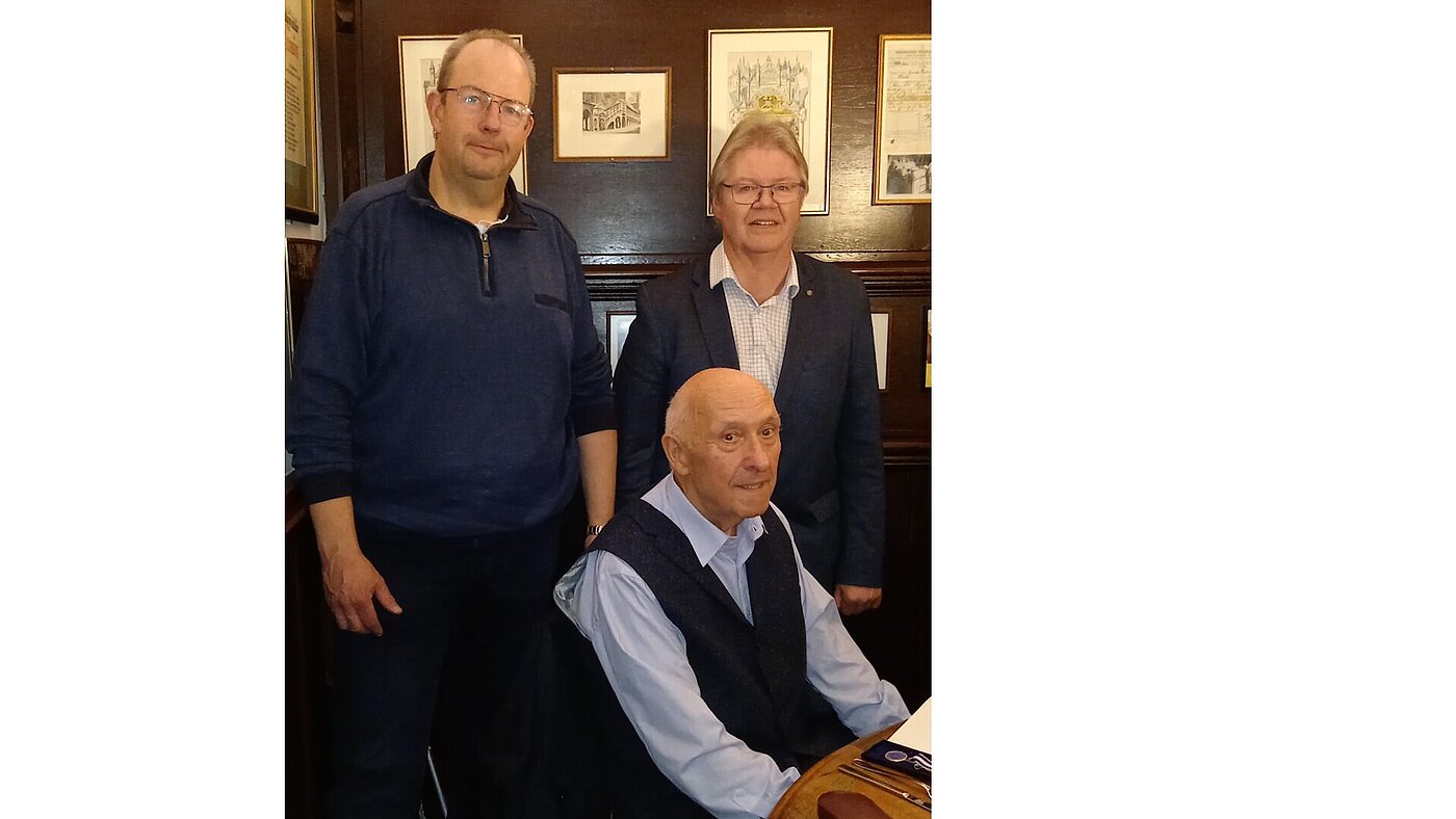 20221006_VBB_StOGrp_Luebeck_EhrungSchiwybea_bearbeitet (v.l.n.r) Der Vorsitzende Ralf Müller, Siegmar Schiwy und Peter Maschmeyer 20221006_VBB_StOGrp_Luebeck_EhrungSchiwybea_bearbeitet