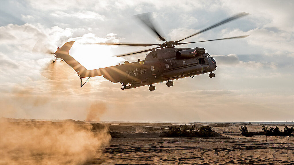 Heli Dust 2018 Ein Transporthubschrauber CH-53GS startet im Staub im Rahmen der Übung Heli Dust 2018 auf dem Truppenübungsplatz Oberlausitz, am 26.02.2018. Heli Dust 2018