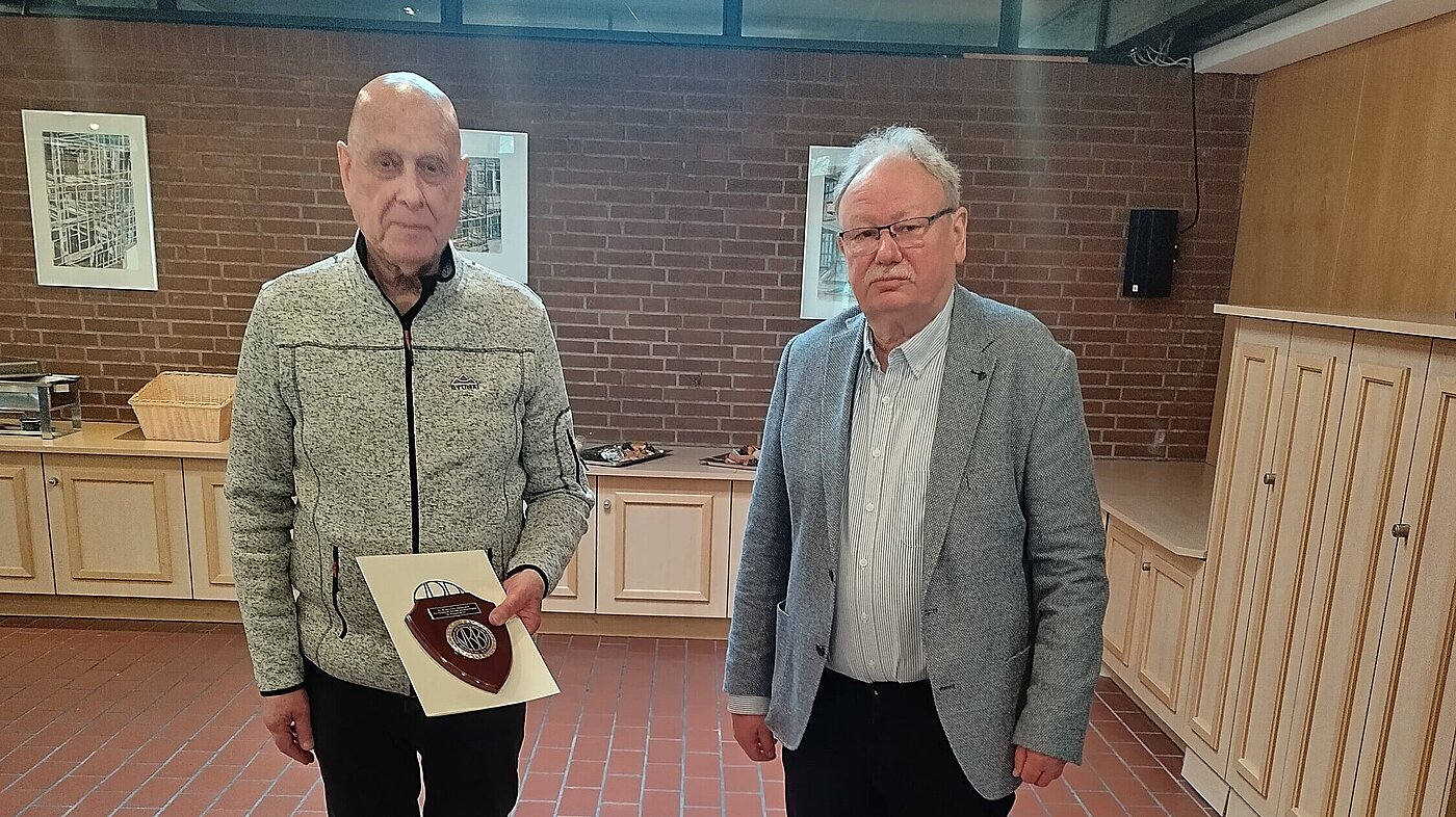 Ehrung des Kollegen Reinhold Meckstroth (links im Bild) durch den Stv. Vorsitzenden Andreas Berger
