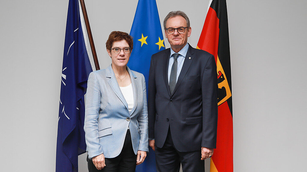 Wolfram Kamm im Gespräch mit Bundesverteidigungsministerin Annegret Kramp-Karrenbauer Wolfram Kamm im Gespräch mit Bundesverteidigungsministerin Annegret Kramp-Karrenbauer