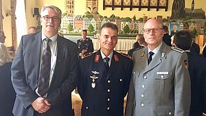 Übergabe Luftfahrtamt der Bundeswehr Stv. BuVors. VBB Klaus-Peter Schäfer, Generalmajor Badia sowie der BuVors. VSB, OStFw Rudkowski Übergabe Luftfahrtamt der Bundeswehr