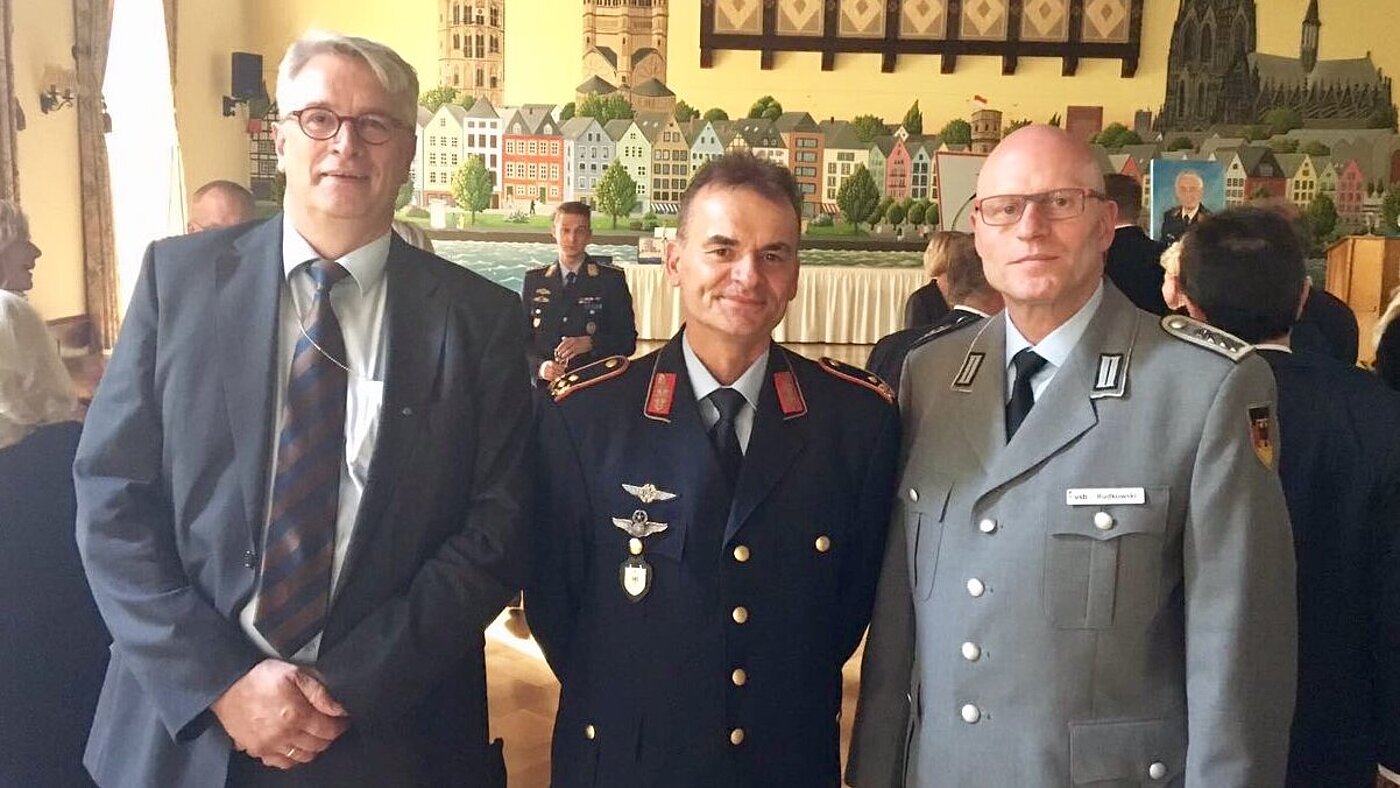 Übergabe Luftfahrtamt der Bundeswehr Stv. BuVors. VBB Klaus-Peter Schäfer, Generalmajor Badia sowie der BuVors. VSB, OStFw Rudkowski Übergabe Luftfahrtamt der Bundeswehr