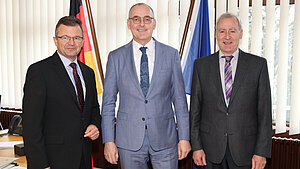 Dr. Liesenhoff im Gespräch mit Präsident Reifferscheid und Prof. Lang Dr. Liesenhoff im Gespräch mit Präsident Reifferscheid und Prof. Lang
