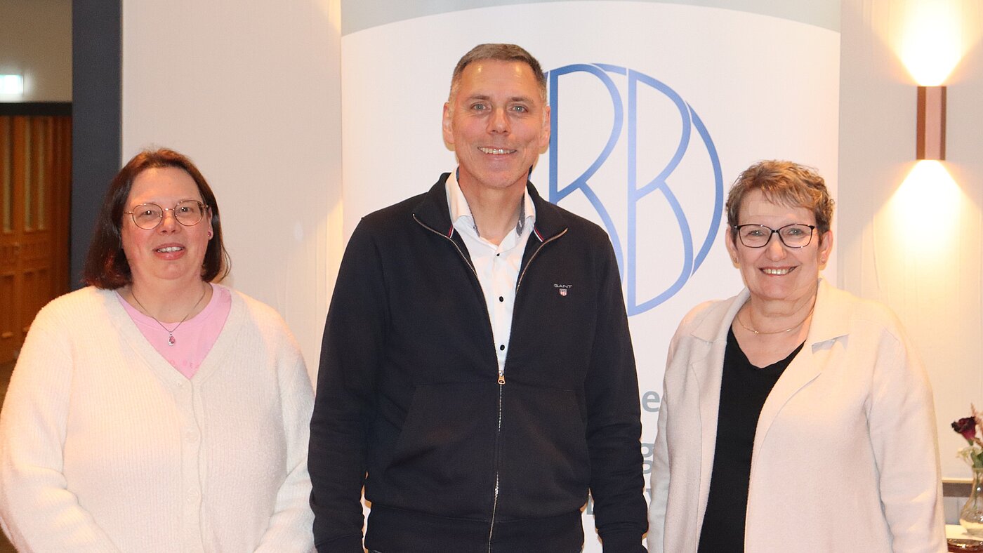 Der neue Vorstand (v. L. Tanja Leffers (Schriftführerin), Detlef Fischer (Vorsitzender), Susanne Fischer (Schatzmeisterin). Es fehlt der neue stv. Vorsitzende Lutz Pittwohn, der in Abwesenheit gewählt wurde.