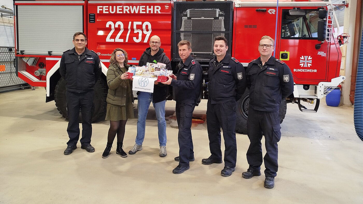 UEbergabe_des_VBB-Weihnachtsgebaeck_in_der_Feuerwache_BwF_Heuberg