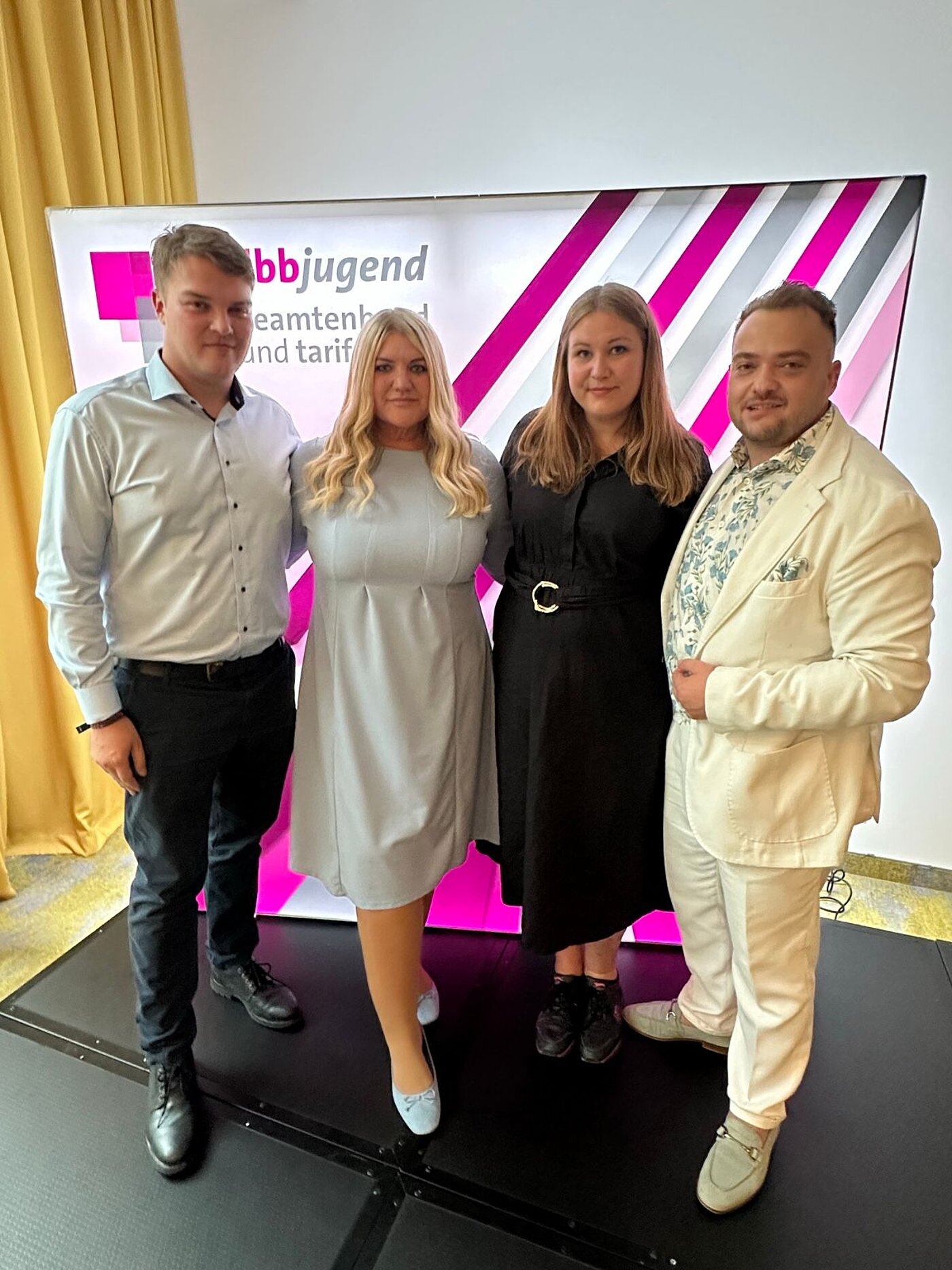 v.l.n.r.: Jan Müller, VBB Bundesjugendvertreter, Daria Abramov, dbb Bundesjugendleitung, Nicole Weigand, Schriftführerin VBB Jugend, Matthäus Fandrejewski, Vorsitzender dbb jugend