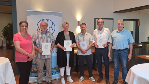 v. li.: Rita Rocker (stv. Vorsitzende), Heinz-Peter Dölger (40 Jahre), Carmen Ellerbrock (25 Jahre), Wolf-Peter Keller (15 Jahre), Rainer Denker (25 Jahre) und Heinz-J. Hölzen (Vorsitzenden)
